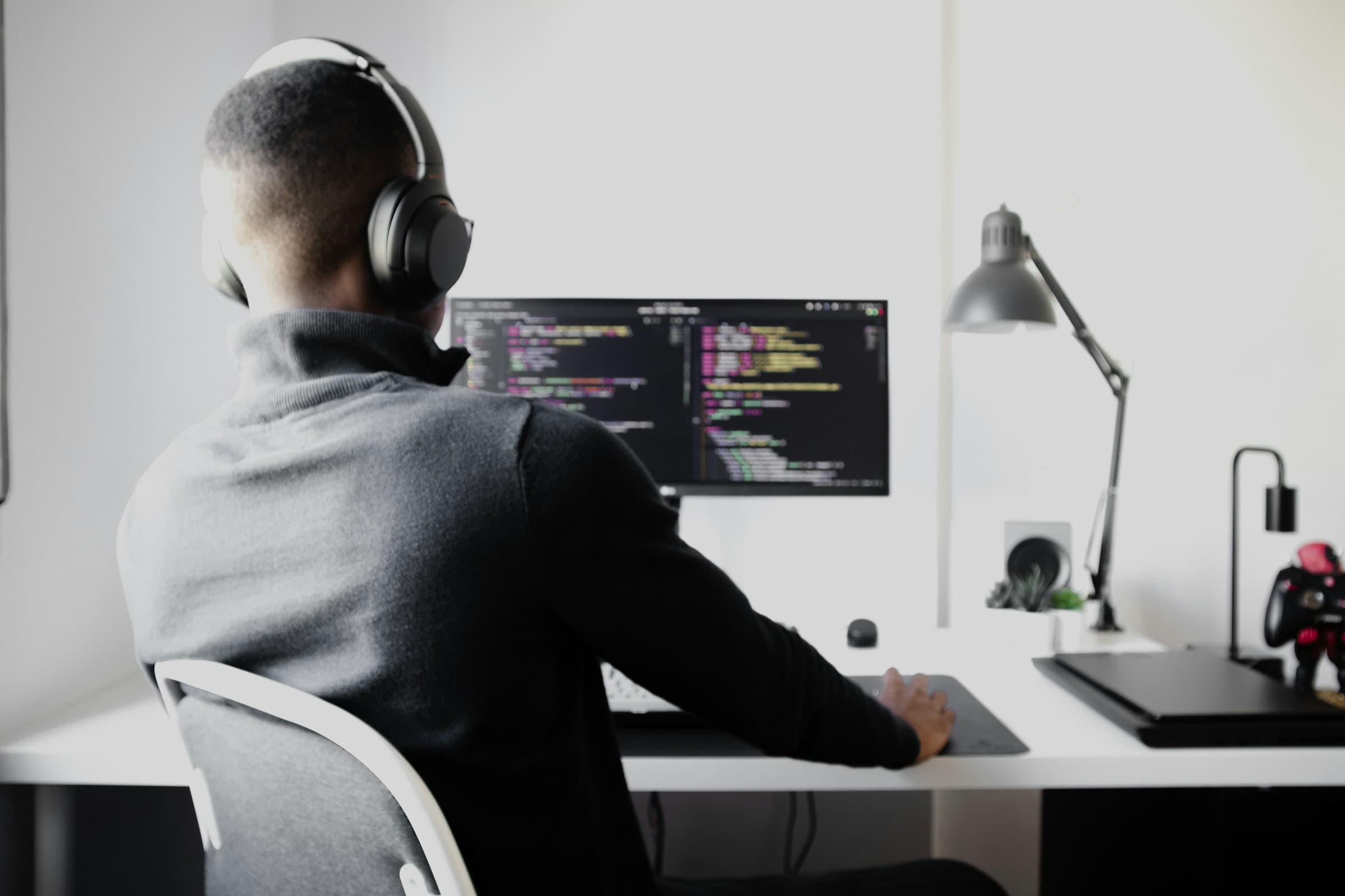 Développeur au travail devant un écran de code