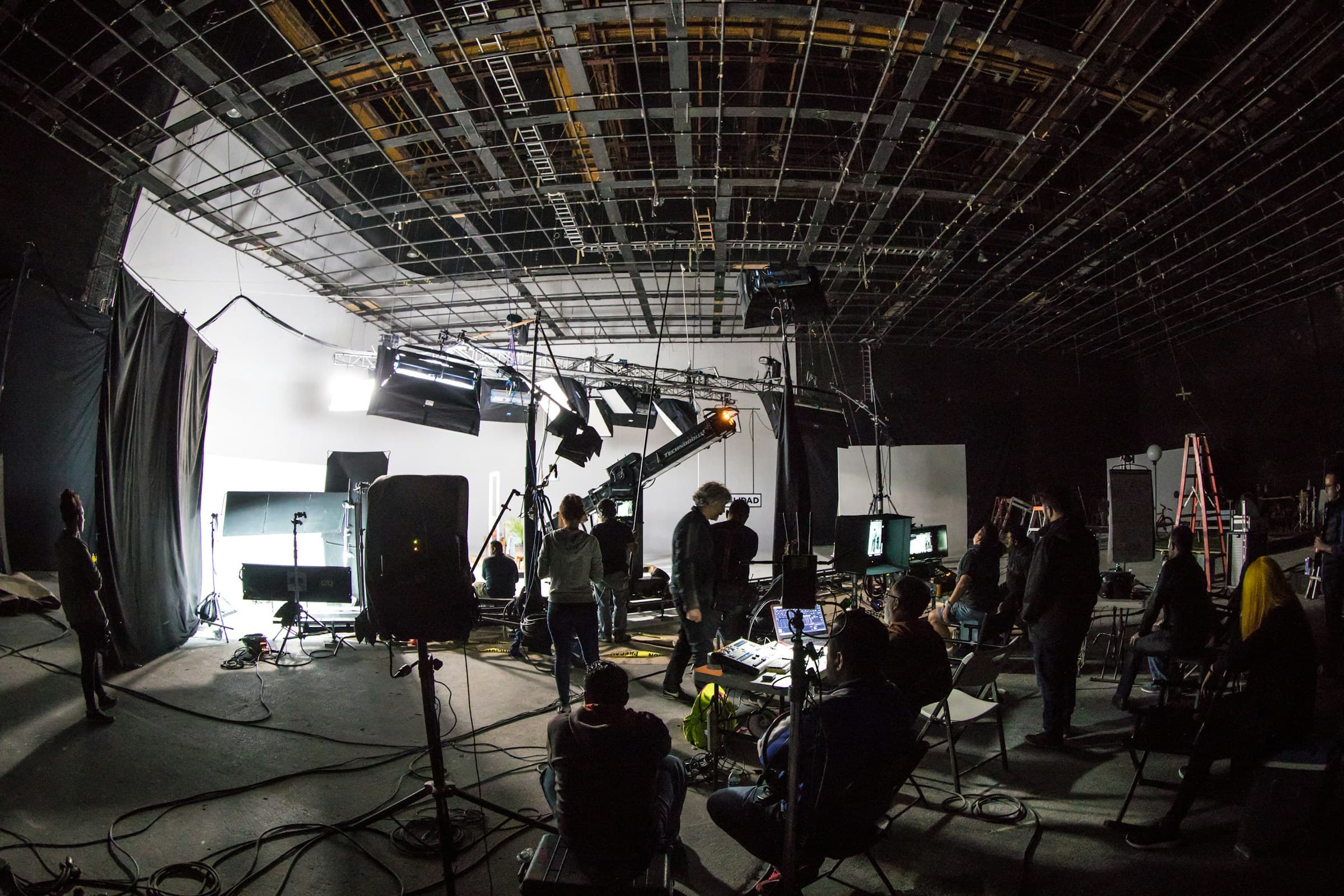 Équipe de tournage sur un plateau de studio