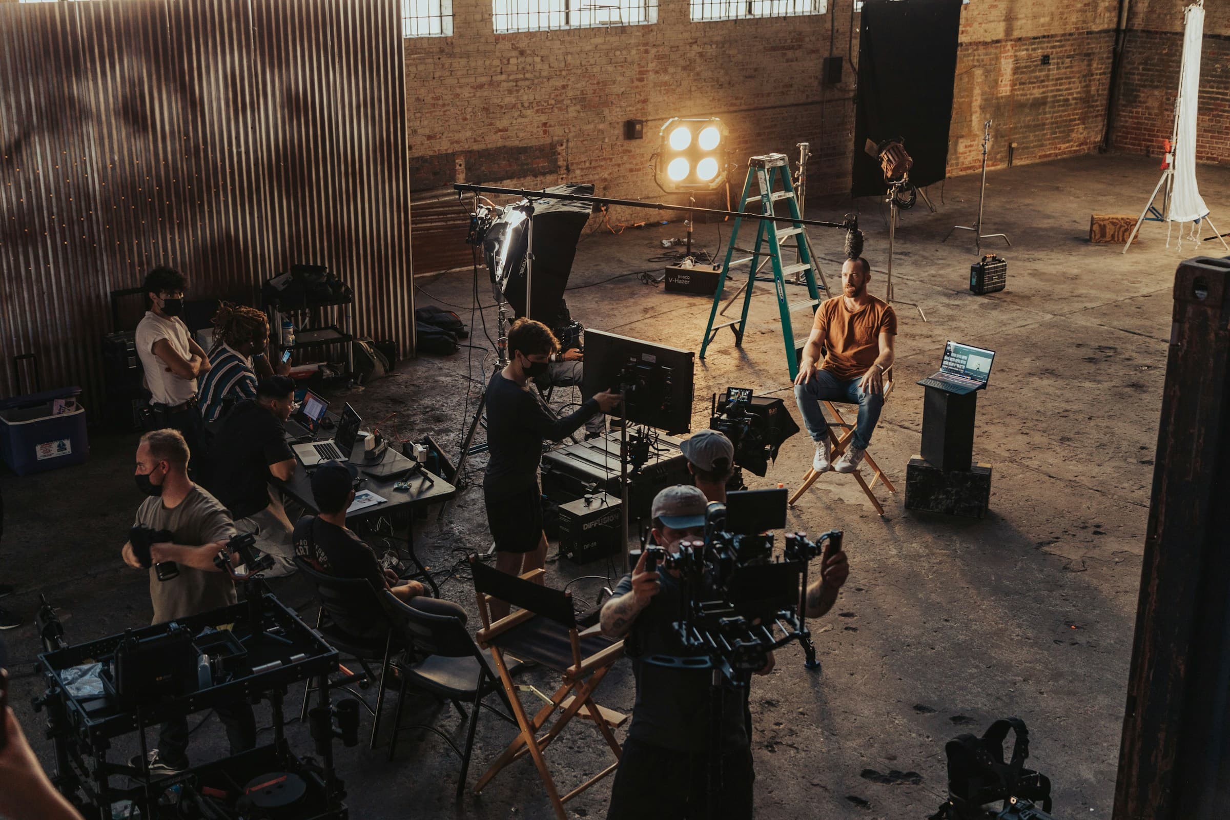 Équipe de tournage sur un plateau de cinéma