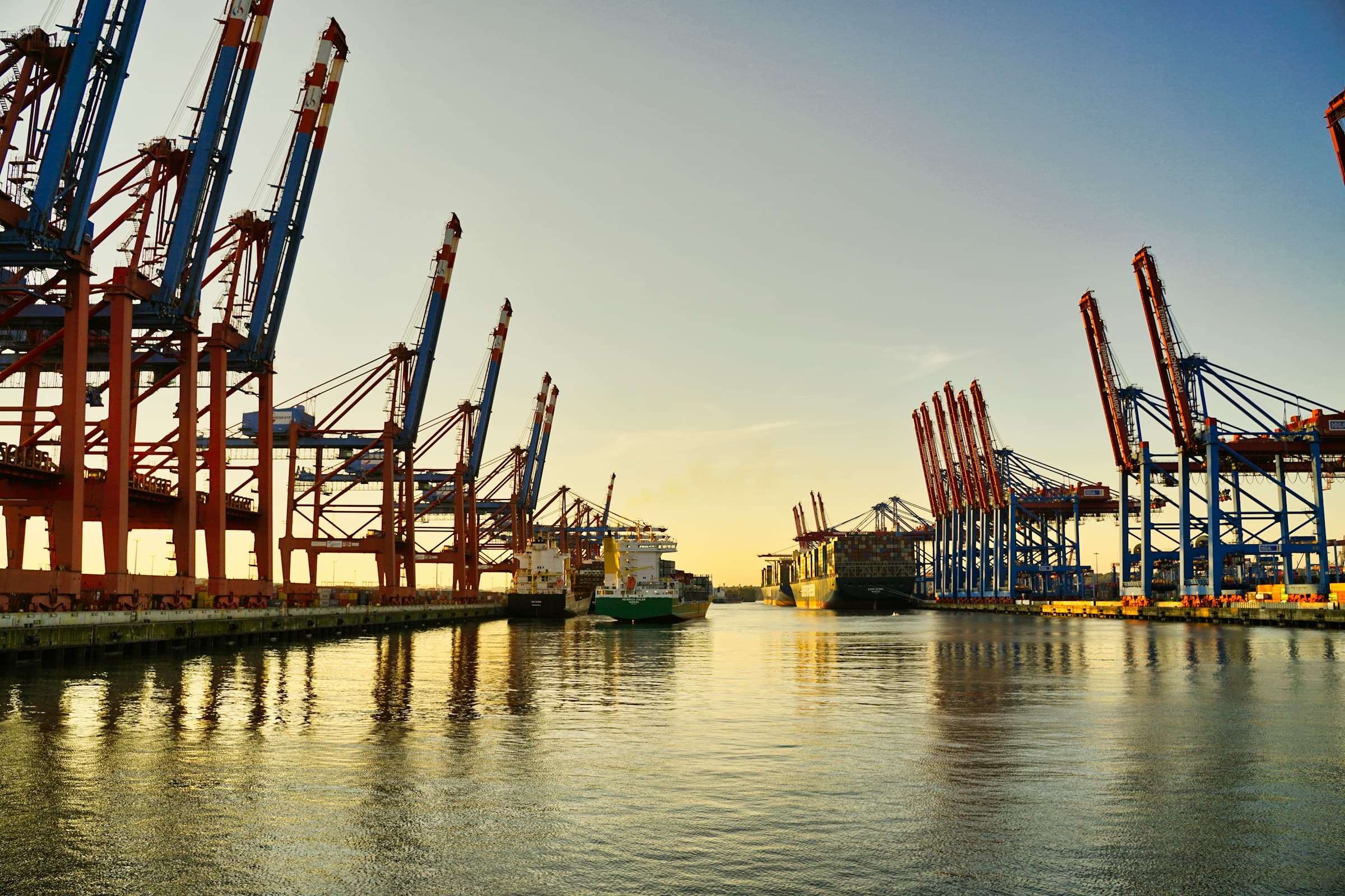 Grues portuaires et conteneurs dans la lumière du soir