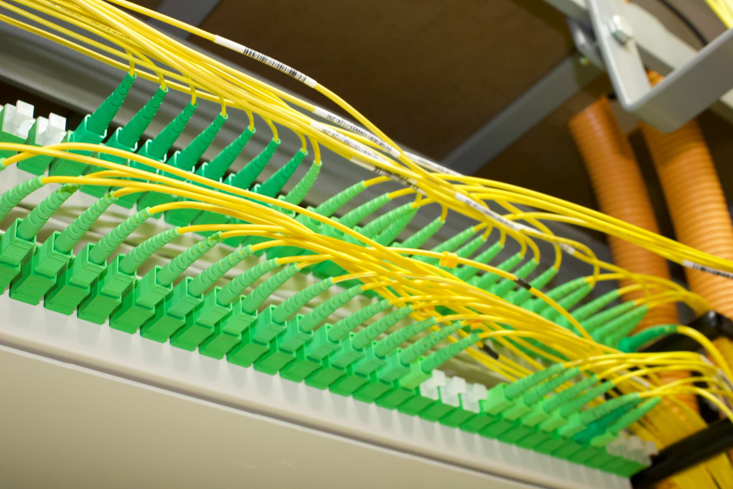 Câbles de fibre optique sur leurs connecteurs