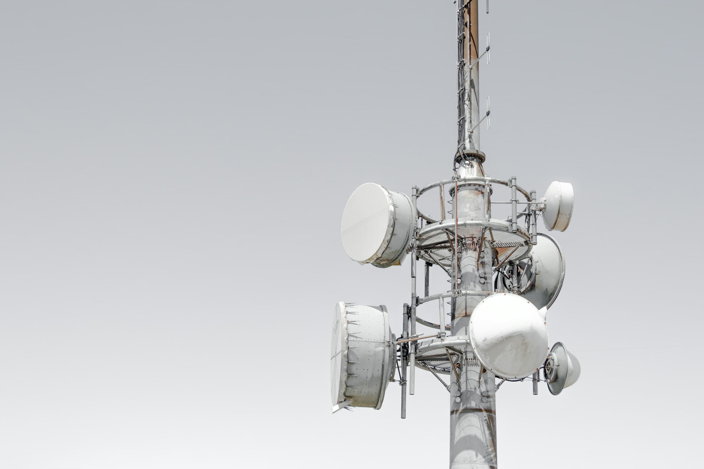 Pylône de télécommunications équipé d’antennes