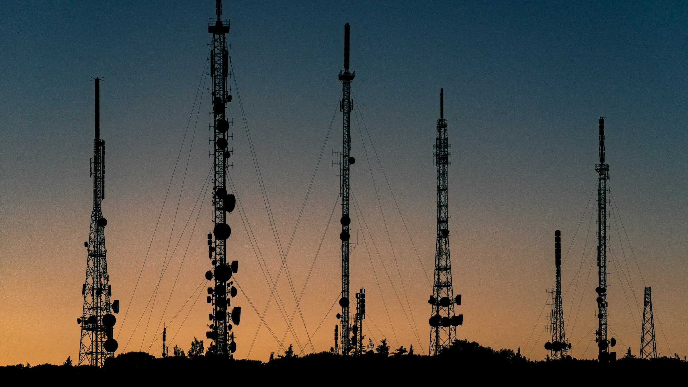 Pylônes d’antennes de télécommunications au crépuscule