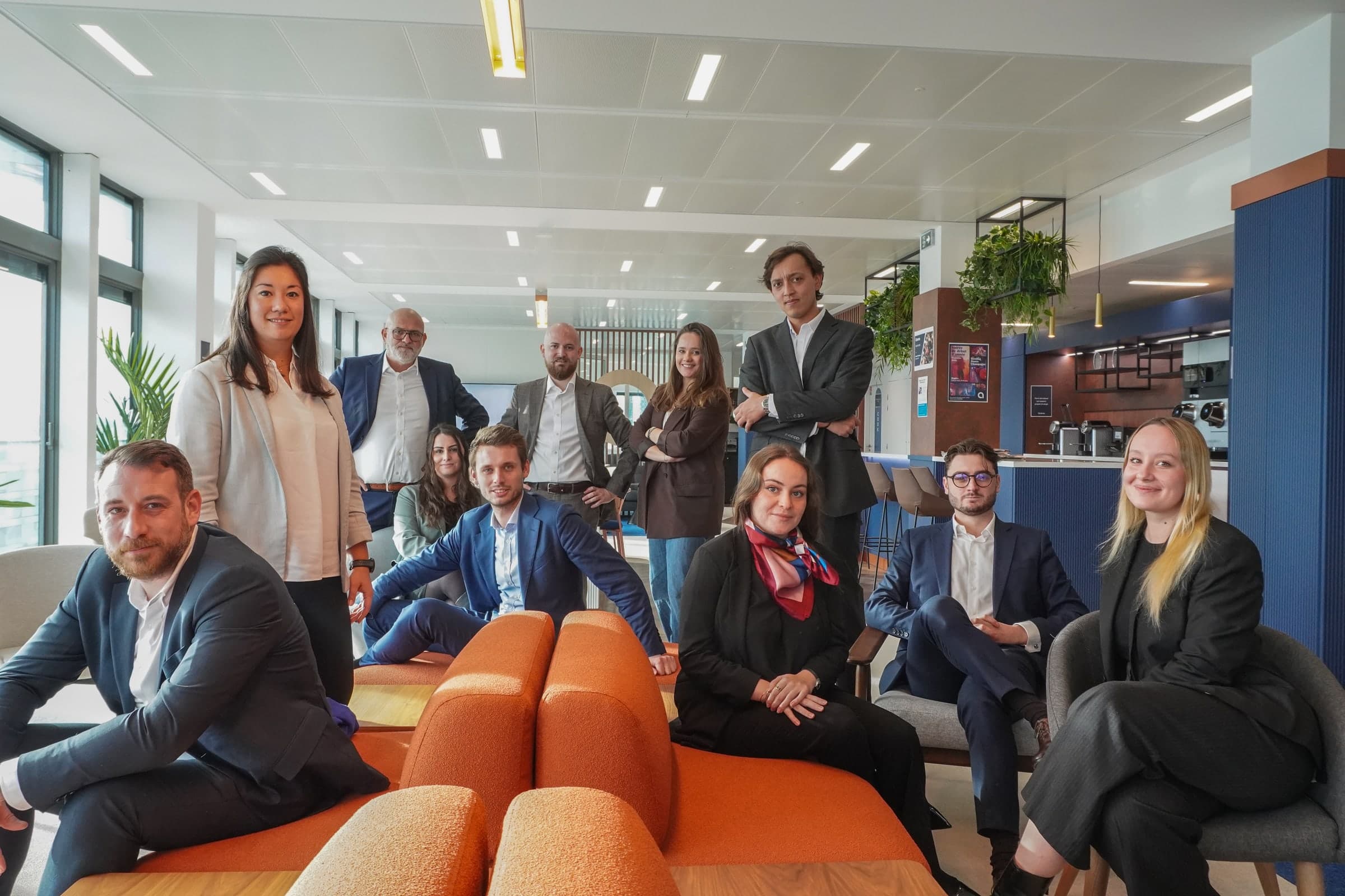 Une équipe de collaborateurs ACENSI réunie dans les espaces du siège