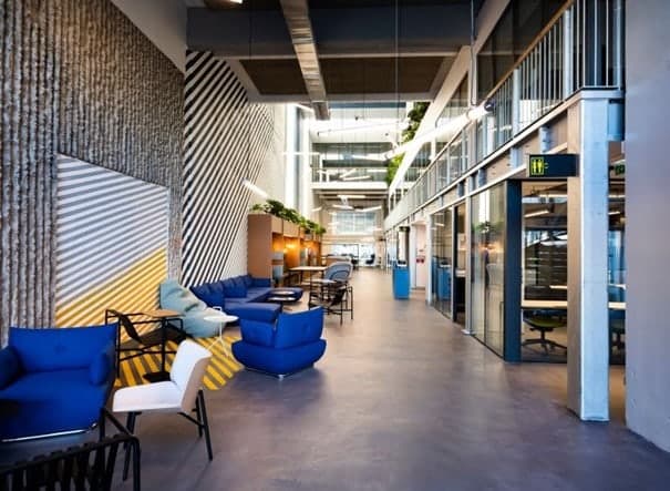 Espace de travail de l’agence ACENSI Sud-Ouest à Bordeaux