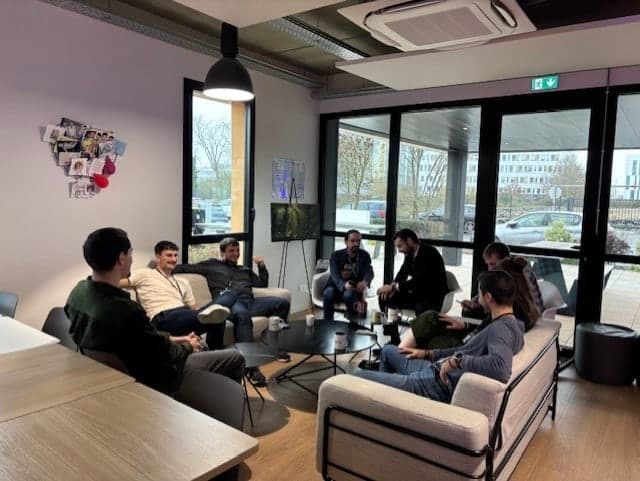Collaborateurs réunis dans l’espace détente de l’agence ACENSI Rennes