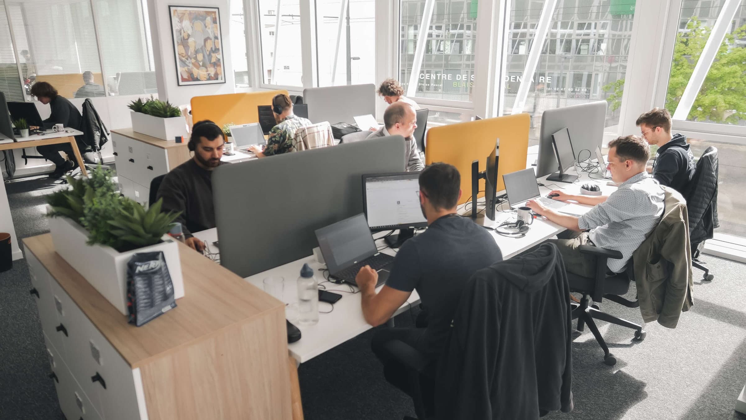Consultants au travail dans les bureaux de l’agence ACENSI Tours