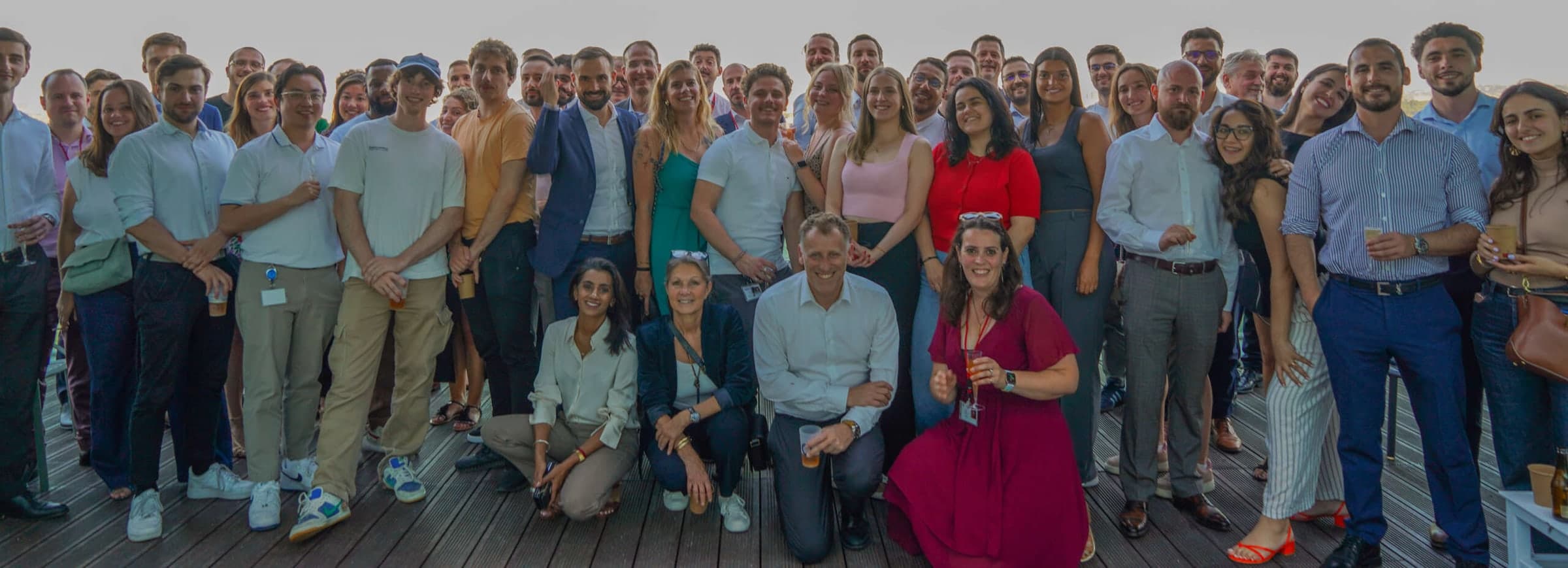 Photo de groupe de collaboratrices et collaborateurs ACENSI sur une terrasse